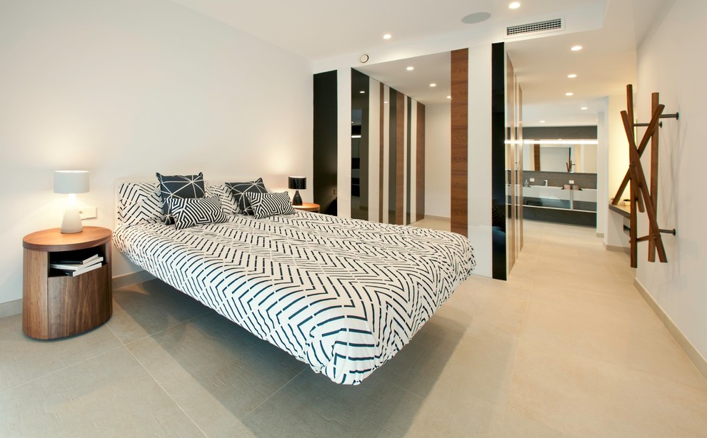 Großes Modernes Hauptschlafzimmer mit weißer Wandfarbe, Keramikboden und beigem Boden in Alicante-Costa Blanca