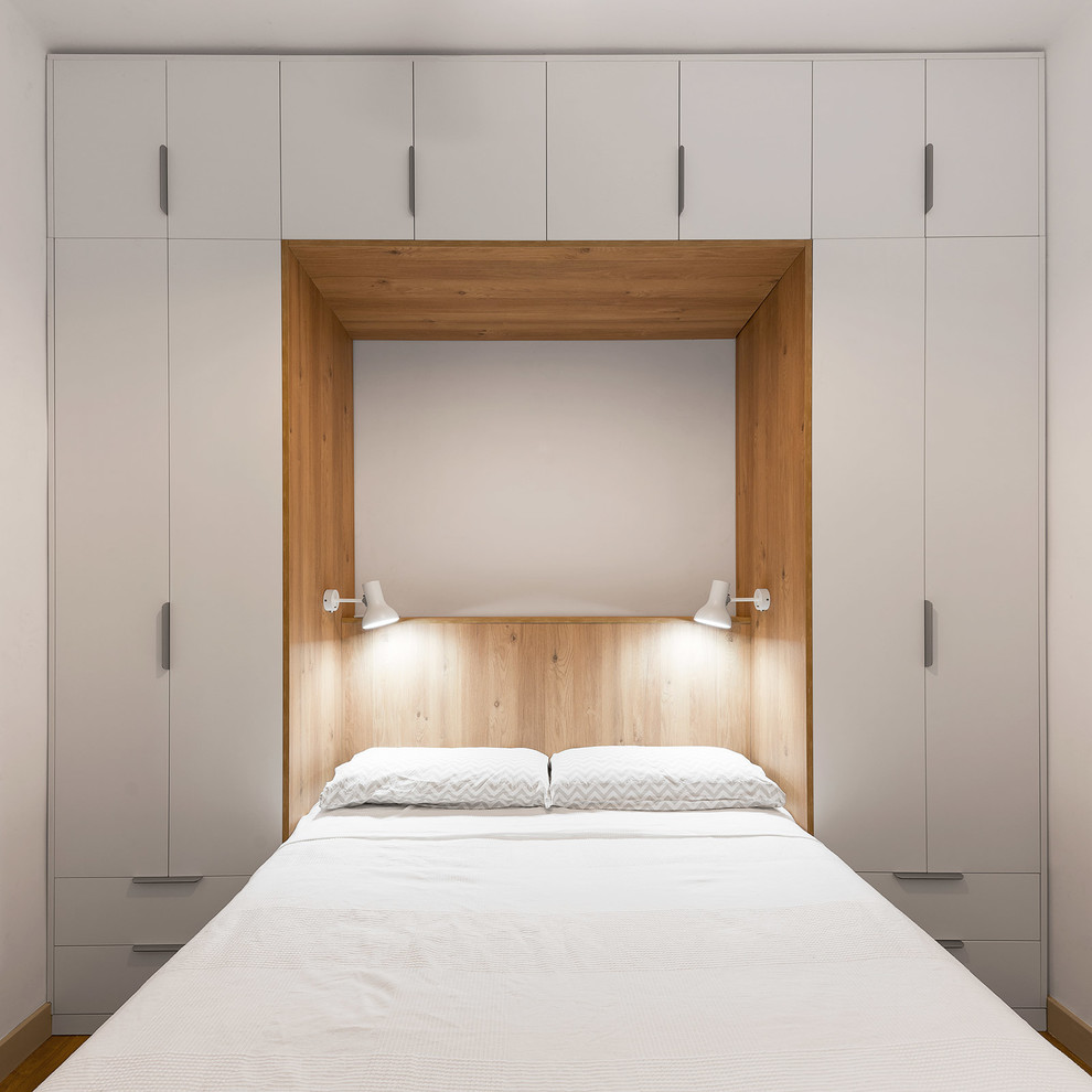 バルセロナにある小さな北欧スタイルのおしゃれな寝室 (白い壁) のレイアウト