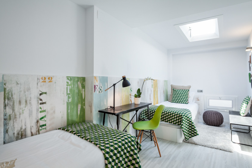 バルセロナにある地中海スタイルのおしゃれな寝室のレイアウト