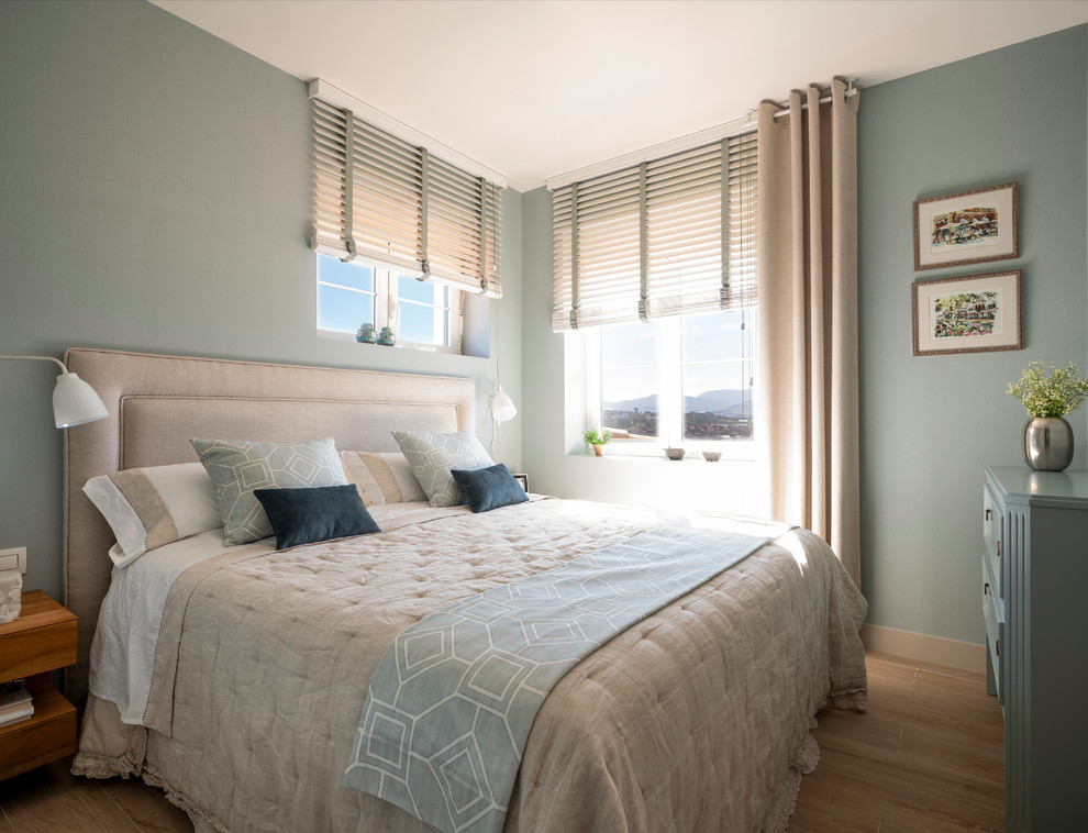 Свежая идея для дизайна: хозяйская спальня среднего размера в стиле неоклассика (современная классика) с синими стенами, светлым паркетным полом и коричневым полом без камина - отличное фото интерьера
