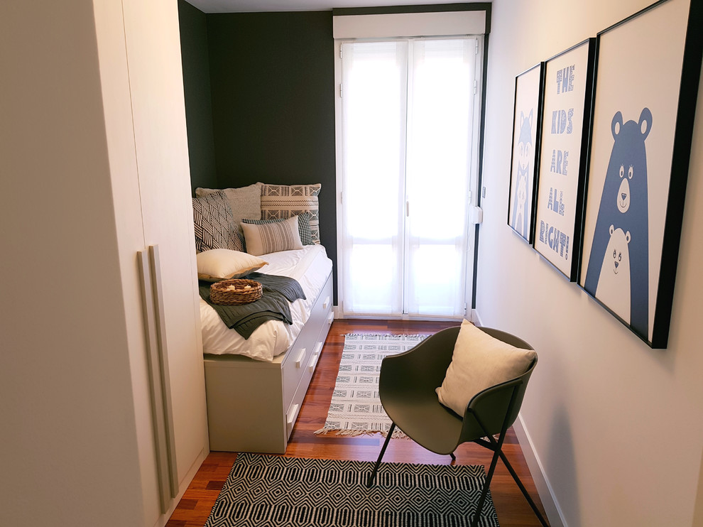 Diseño de habitación de invitados nórdica pequeña con paredes blancas y suelo de madera en tonos medios
