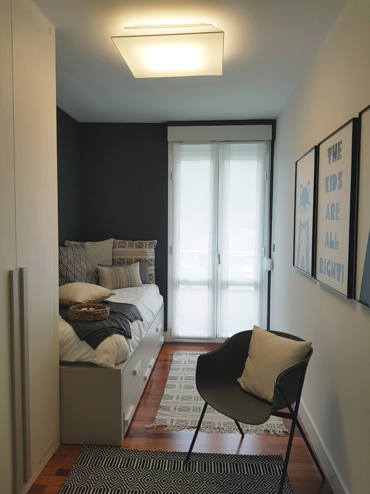 На фото: маленькая гостевая спальня (комната для гостей) в скандинавском стиле с белыми стенами и паркетным полом среднего тона для на участке и в саду