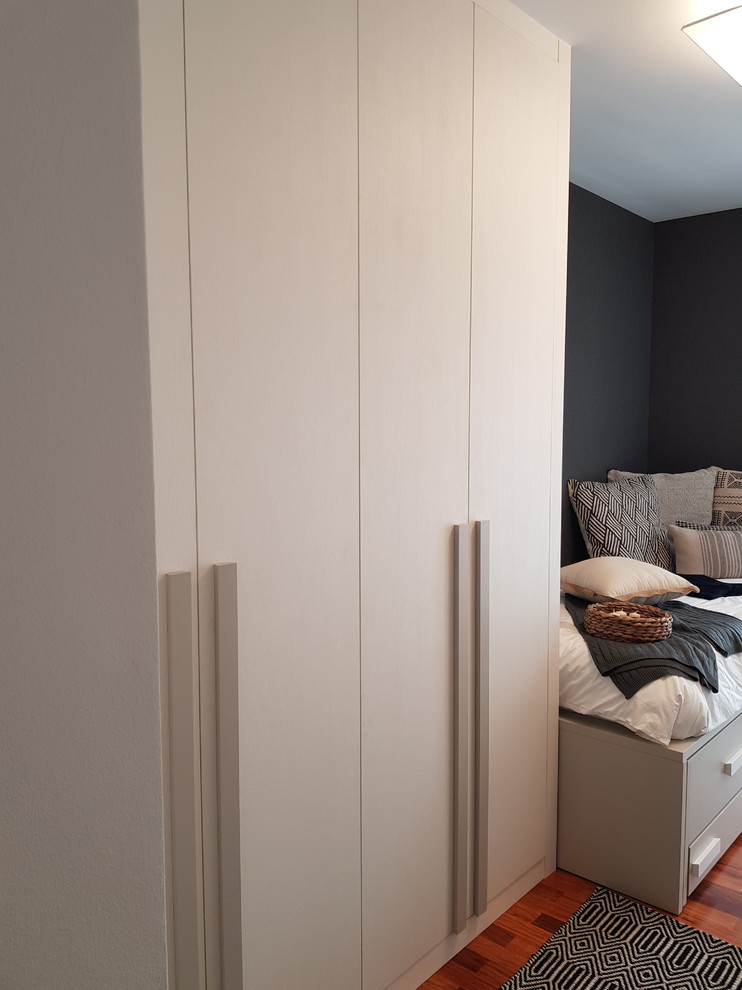 Diseño de habitación de invitados escandinava pequeña con paredes blancas y suelo de madera en tonos medios