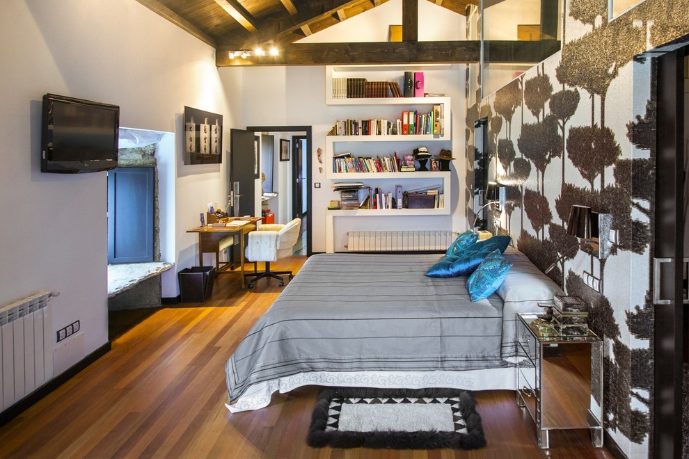 Diseño de dormitorio principal actual grande sin chimenea con paredes blancas y suelo de madera en tonos medios