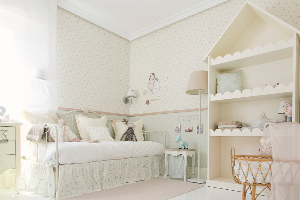 Mittelgroßes Shabby-Style Schlafzimmer mit bunten Wänden in Madrid
