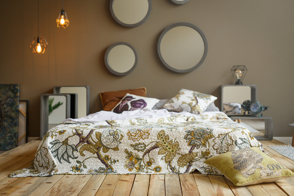 Imagen de dormitorio principal escandinavo grande sin chimenea con paredes grises y suelo de madera clara