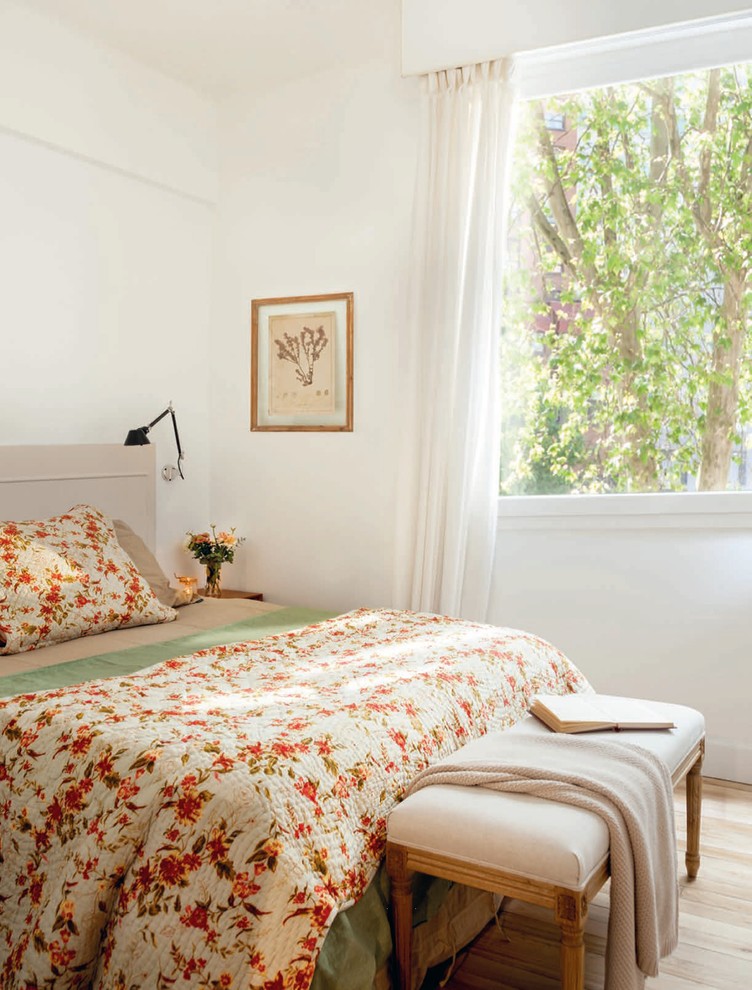 Exemple d'une chambre parentale romantique de taille moyenne avec un mur blanc, parquet clair et un sol beige.
