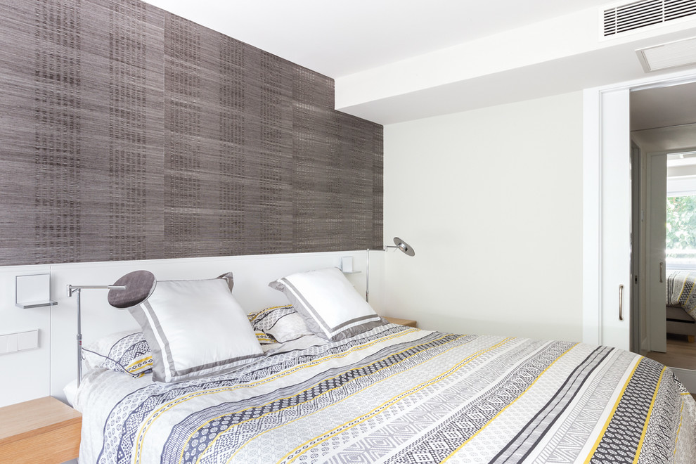 Ejemplo de dormitorio principal contemporáneo de tamaño medio con paredes blancas, suelo de madera clara y suelo beige