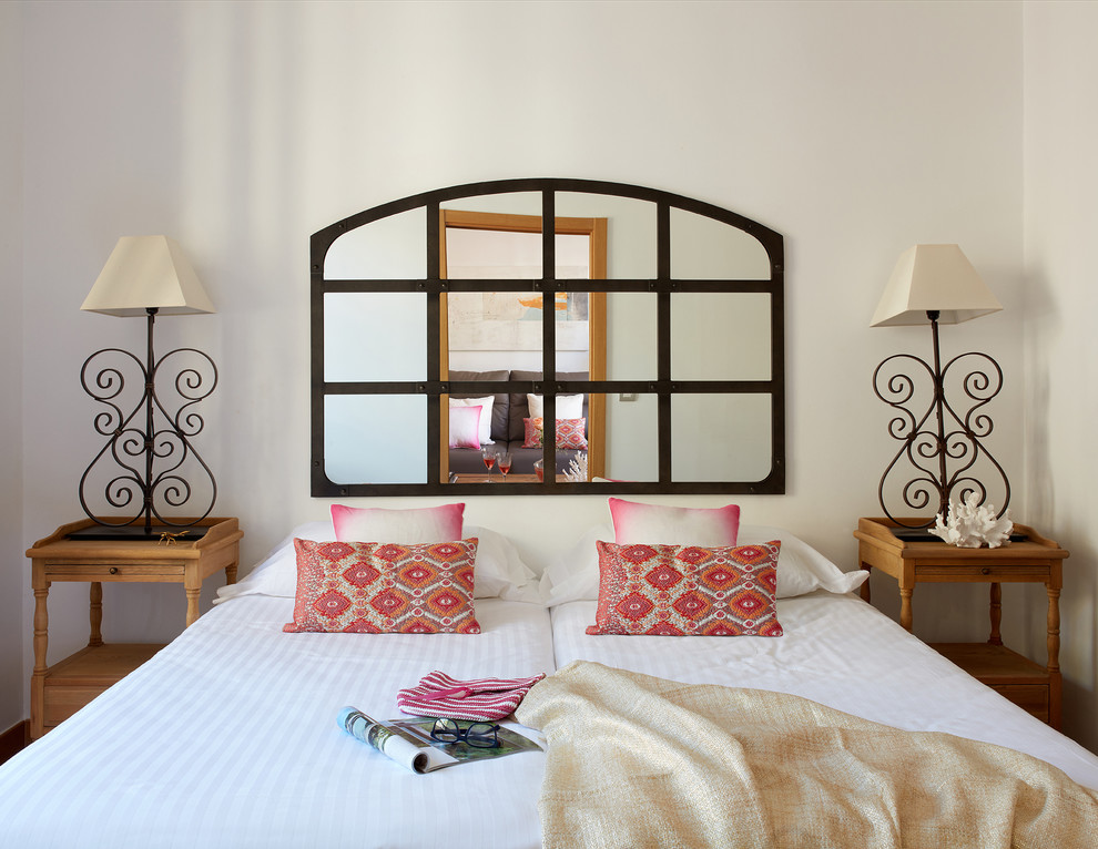 マラガにある中くらいな地中海スタイルのおしゃれな客用寝室 (白い壁、暖炉なし)