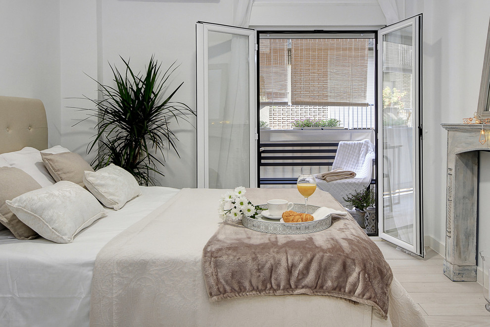 Пример оригинального дизайна: хозяйская спальня в стиле шебби-шик с белыми стенами, полом из керамогранита, подвесным камином, фасадом камина из дерева и белым полом