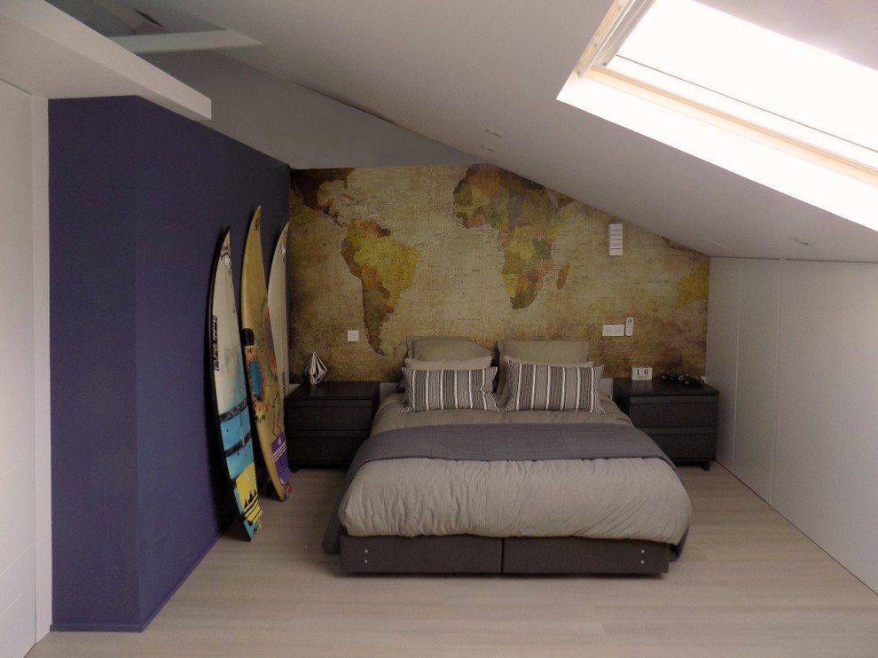 Imagen de dormitorio principal actual de tamaño medio con paredes multicolor y suelo de madera clara