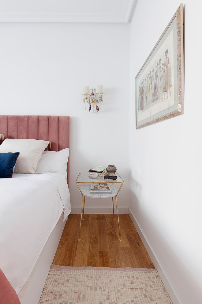Mittelgroßes Eklektisches Hauptschlafzimmer mit weißer Wandfarbe, braunem Holzboden und braunem Boden in Madrid