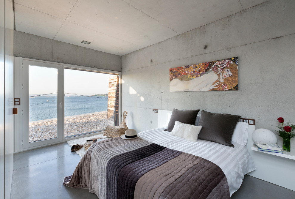 Пример оригинального дизайна: гостевая спальня среднего размера, (комната для гостей) в современном стиле с серыми стенами и бетонным полом