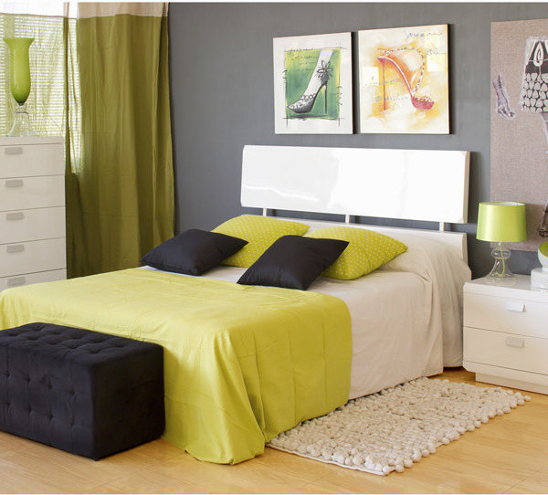 Diseño de dormitorio principal minimalista de tamaño medio con paredes grises, suelo de madera en tonos medios y suelo marrón