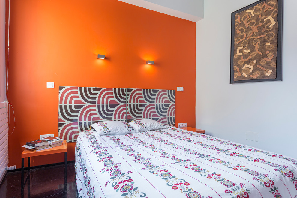 Свежая идея для дизайна: маленькая хозяйская спальня в современном стиле с оранжевыми стенами без камина для на участке и в саду - отличное фото интерьера
