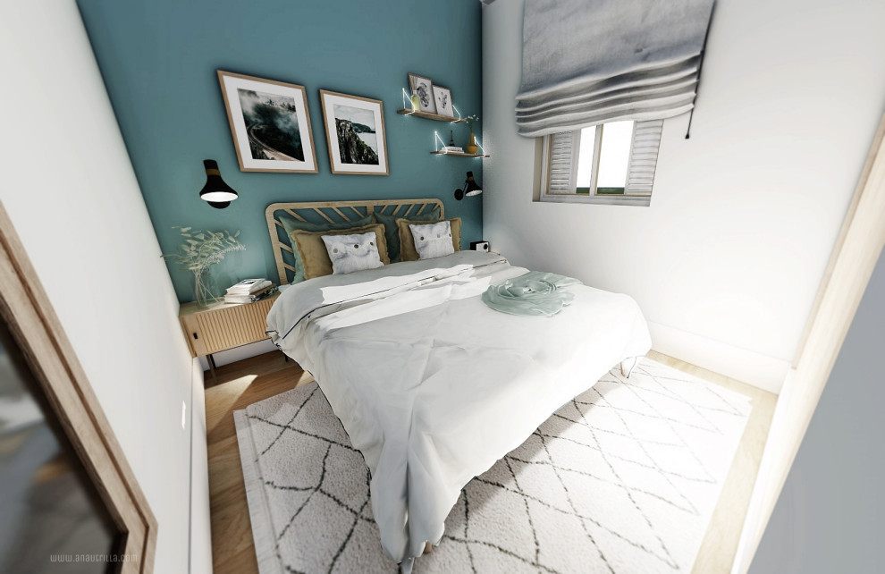 Imagen de dormitorio principal urbano pequeño sin chimenea con paredes azules, suelo laminado y suelo marrón