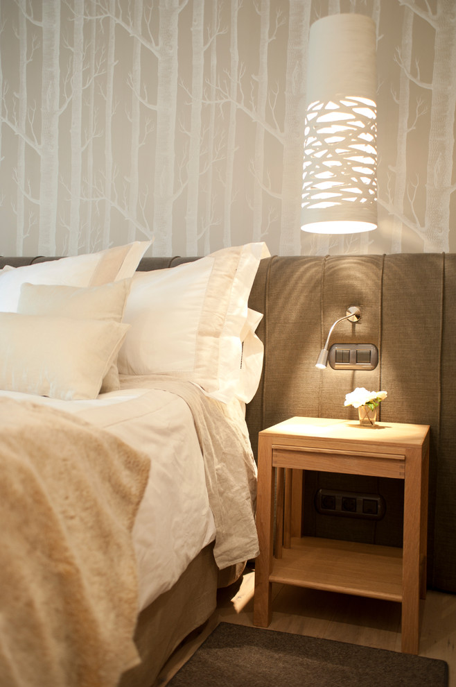 Идея дизайна: хозяйская спальня среднего размера в современном стиле с бежевыми стенами и светлым паркетным полом