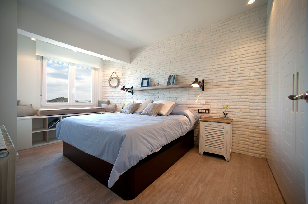 Idee per una piccola camera degli ospiti costiera con pareti bianche e pavimento in laminato