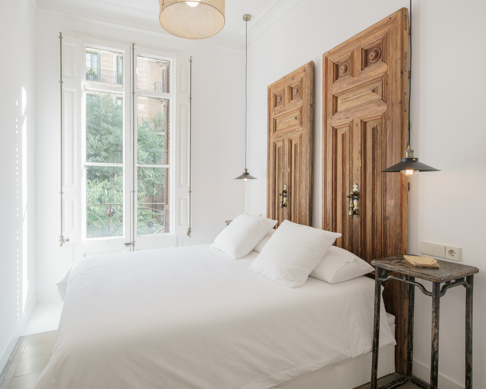 バルセロナにある中くらいな地中海スタイルのおしゃれな主寝室 (白い壁) のインテリア