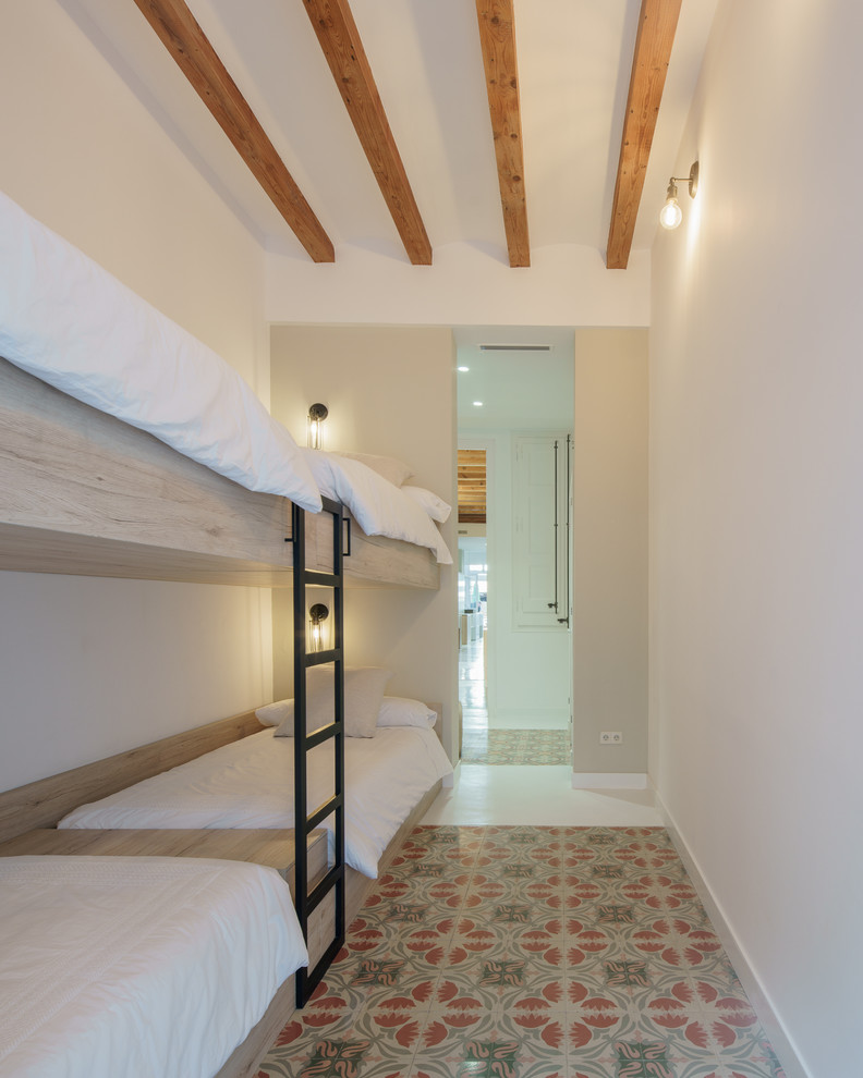 バルセロナにある中くらいな地中海スタイルのおしゃれな客用寝室 (白い壁) のレイアウト