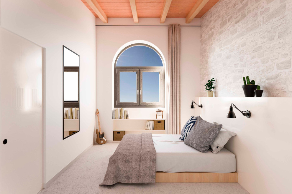 Foto di una camera matrimoniale mediterranea con pareti bianche, pavimento in cemento, pavimento grigio, travi a vista e pareti in mattoni
