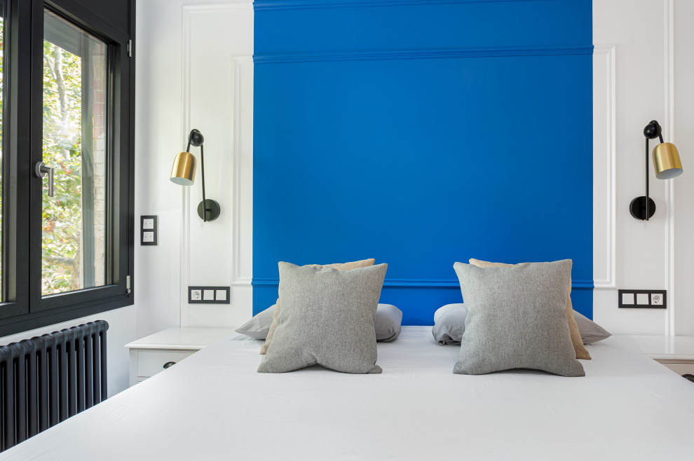 Idée de décoration pour une petite chambre parentale tradition avec un mur bleu, un sol en bois brun, un plafond décaissé et boiseries.
