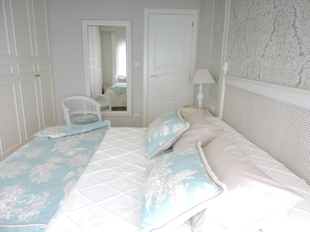 Idee per una piccola camera matrimoniale tradizionale con pareti beige e pavimento in laminato