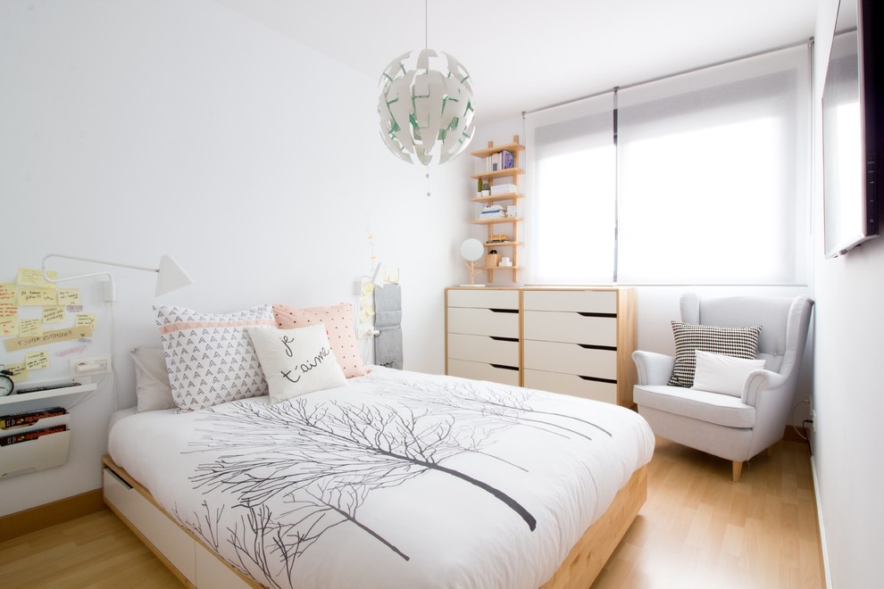 Mittelgroßes Skandinavisches Schlafzimmer mit weißer Wandfarbe, braunem Holzboden und braunem Boden in Barcelona
