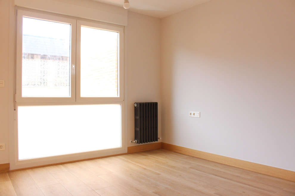 Ejemplo de habitación de invitados contemporánea de tamaño medio con paredes grises y suelo de baldosas de porcelana