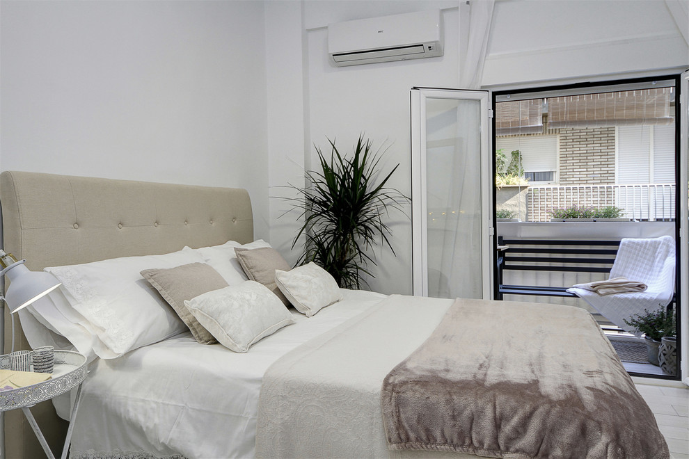 Eklektisches Hauptschlafzimmer mit weißer Wandfarbe, Porzellan-Bodenfliesen, Hängekamin, Kaminumrandung aus Holz und weißem Boden in Sonstige