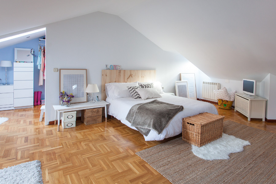 Idées déco pour une chambre parentale méditerranéenne de taille moyenne avec un mur blanc, un sol en bois brun et aucune cheminée.