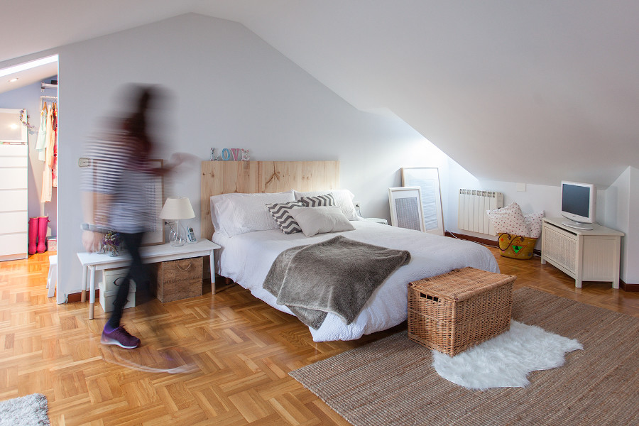 Imagen de dormitorio principal mediterráneo de tamaño medio sin chimenea con paredes blancas y suelo de madera en tonos medios
