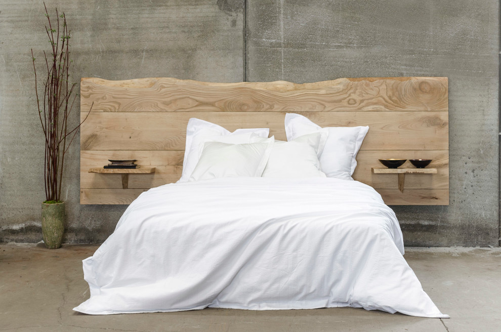 Imagen de dormitorio principal escandinavo de tamaño medio sin chimenea con paredes grises y suelo de cemento