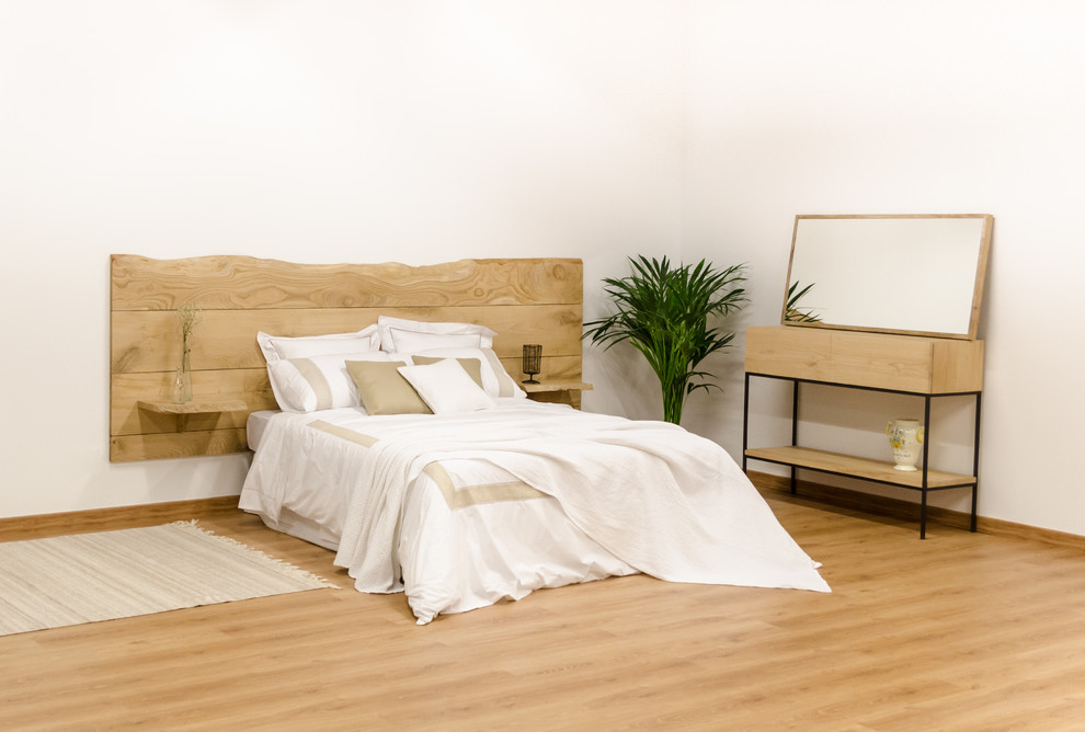 Mittelgroßes Nordisches Hauptschlafzimmer ohne Kamin mit weißer Wandfarbe und hellem Holzboden in Sonstige