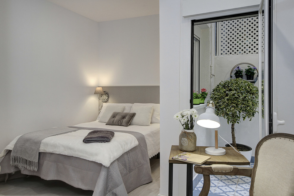 Modelo de habitación de invitados ecléctica con paredes blancas, suelo de baldosas de porcelana y suelo blanco