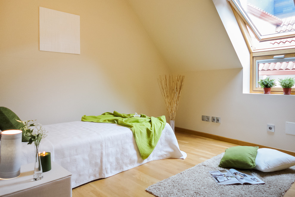 Diseño de habitación de invitados clásica renovada pequeña sin chimenea con paredes beige y suelo de madera en tonos medios