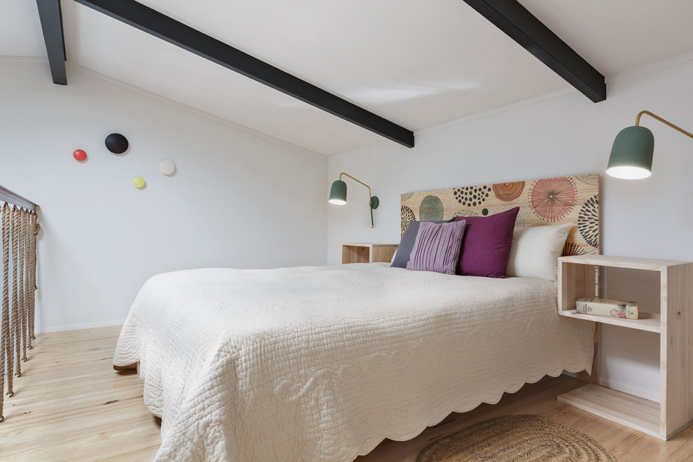 Foto di una camera da letto stile loft scandinava di medie dimensioni con pareti bianche, parquet chiaro e pavimento beige