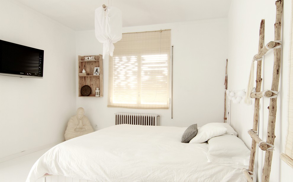 Foto de dormitorio principal escandinavo grande sin chimenea con paredes blancas y suelo de madera clara