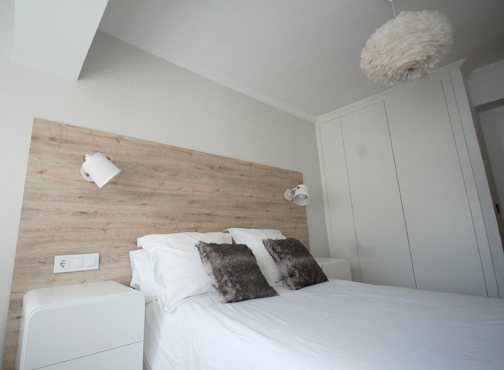 Ispirazione per una camera matrimoniale scandinava di medie dimensioni con pareti bianche, parquet chiaro e pavimento beige