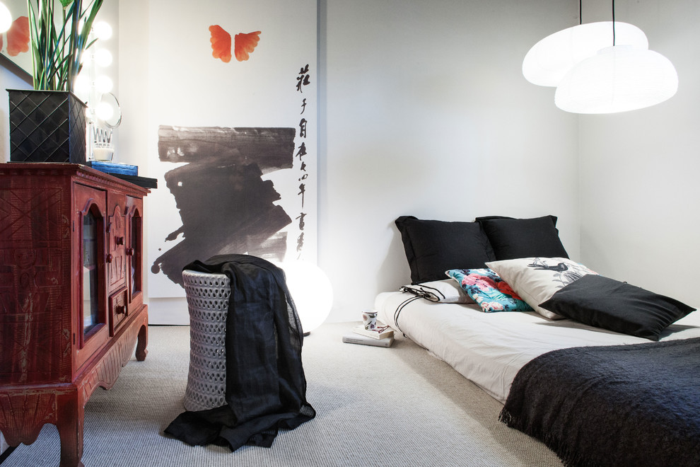 Diseño de dormitorio de estilo zen con paredes blancas, moqueta y suelo blanco