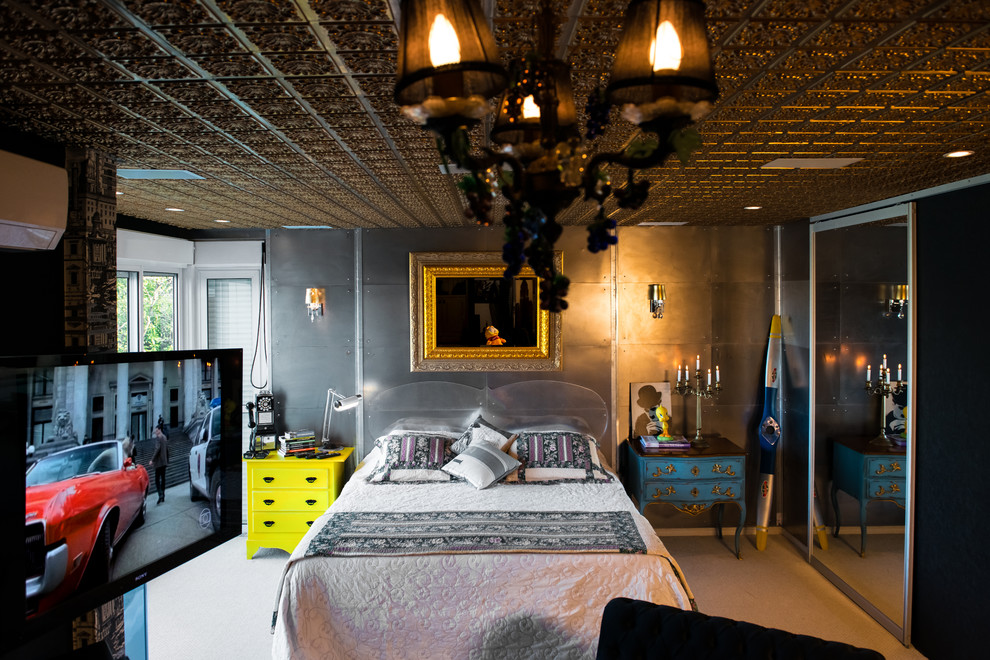 Cette photo montre une chambre avec moquette éclectique avec un mur gris.