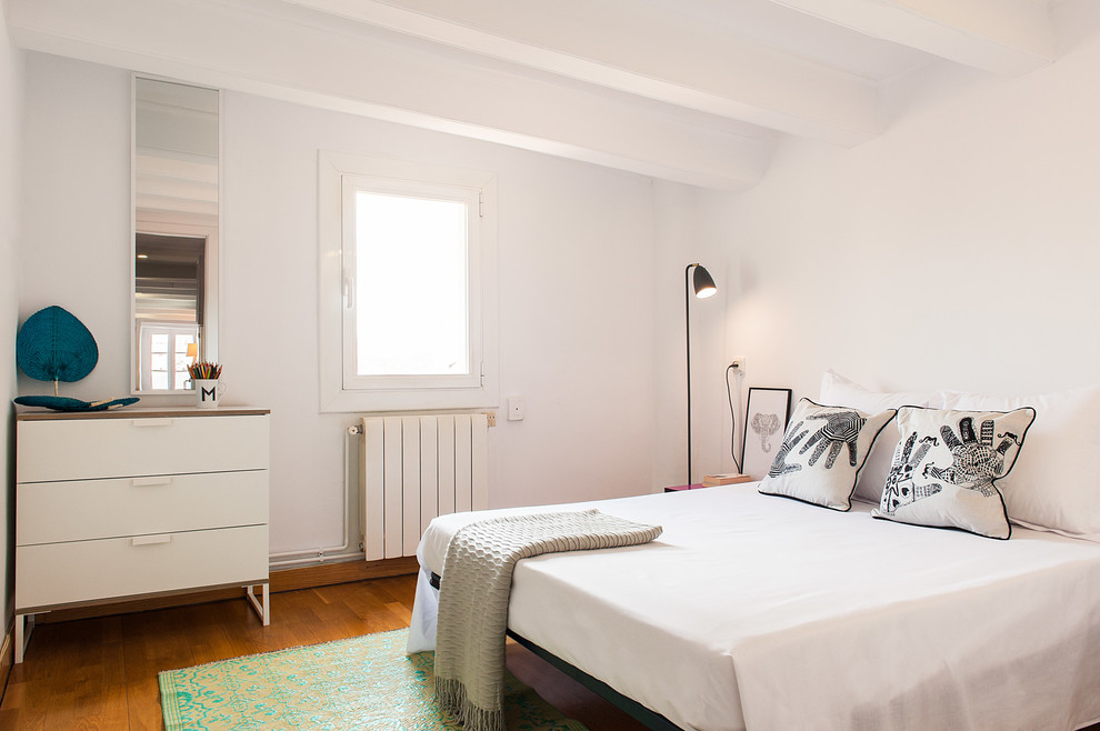 バルセロナにある中くらいなコンテンポラリースタイルのおしゃれな客用寝室 (白い壁、無垢フローリング) のインテリア