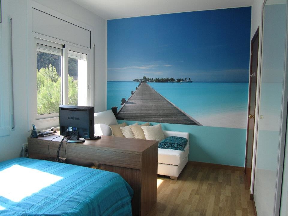 Foto de dormitorio tipo loft minimalista con paredes azules, suelo de madera en tonos medios y suelo marrón