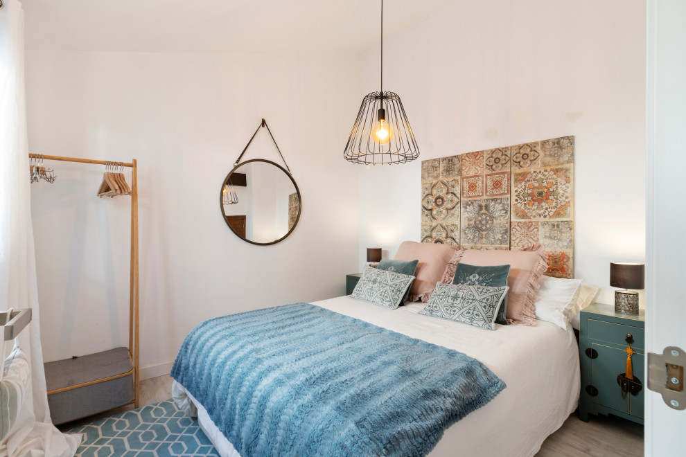 Imagen de dormitorio principal campestre con paredes blancas y suelo beige