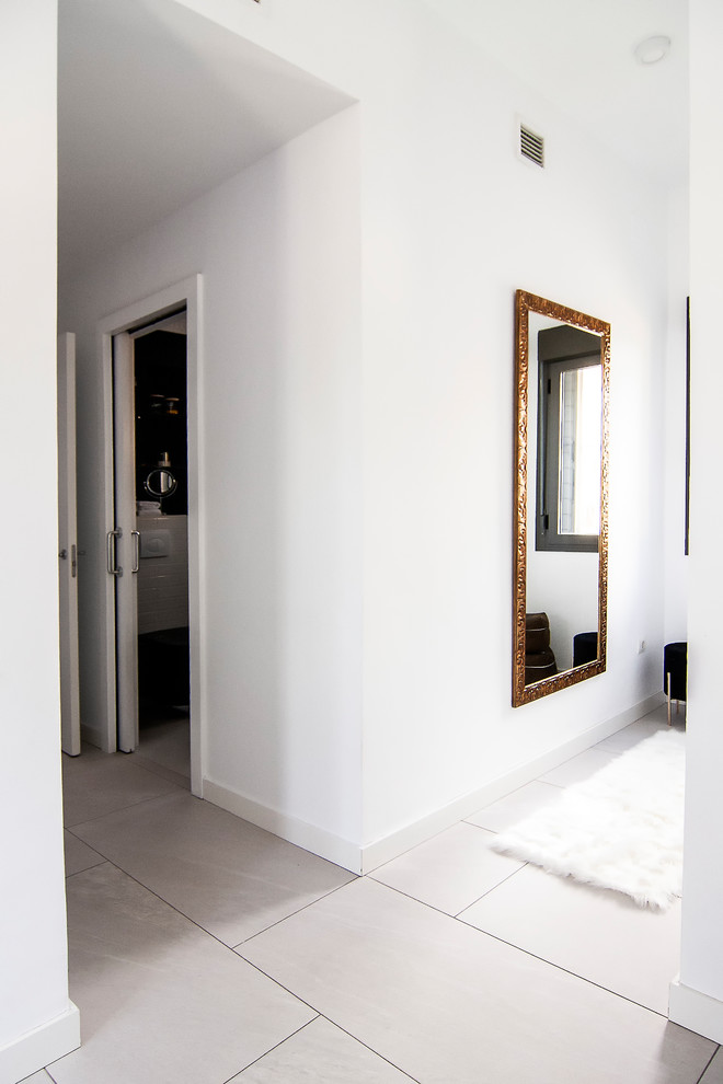 Idee per una camera matrimoniale boho chic con pareti bianche, pavimento con piastrelle in ceramica e pavimento bianco