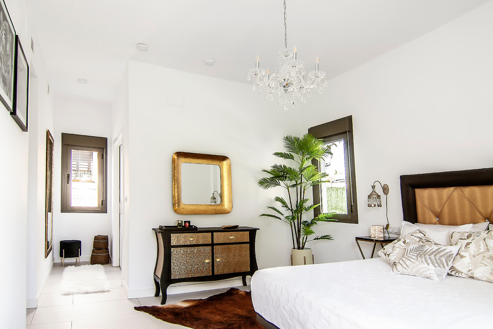 Свежая идея для дизайна: хозяйская спальня в стиле фьюжн с белыми стенами, полом из керамической плитки и белым полом - отличное фото интерьера
