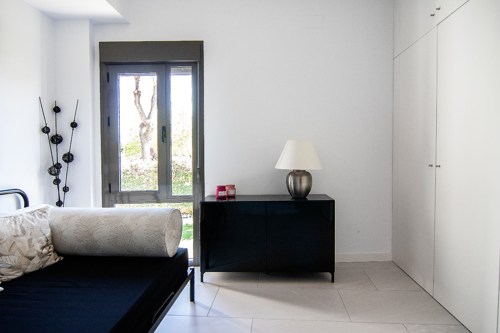 Foto di una camera degli ospiti eclettica con pareti bianche, pavimento con piastrelle in ceramica e pavimento bianco