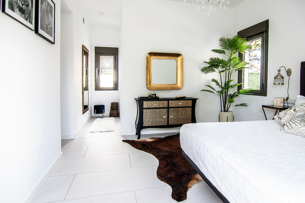 Diseño de dormitorio principal ecléctico con paredes blancas, suelo de baldosas de cerámica y suelo blanco