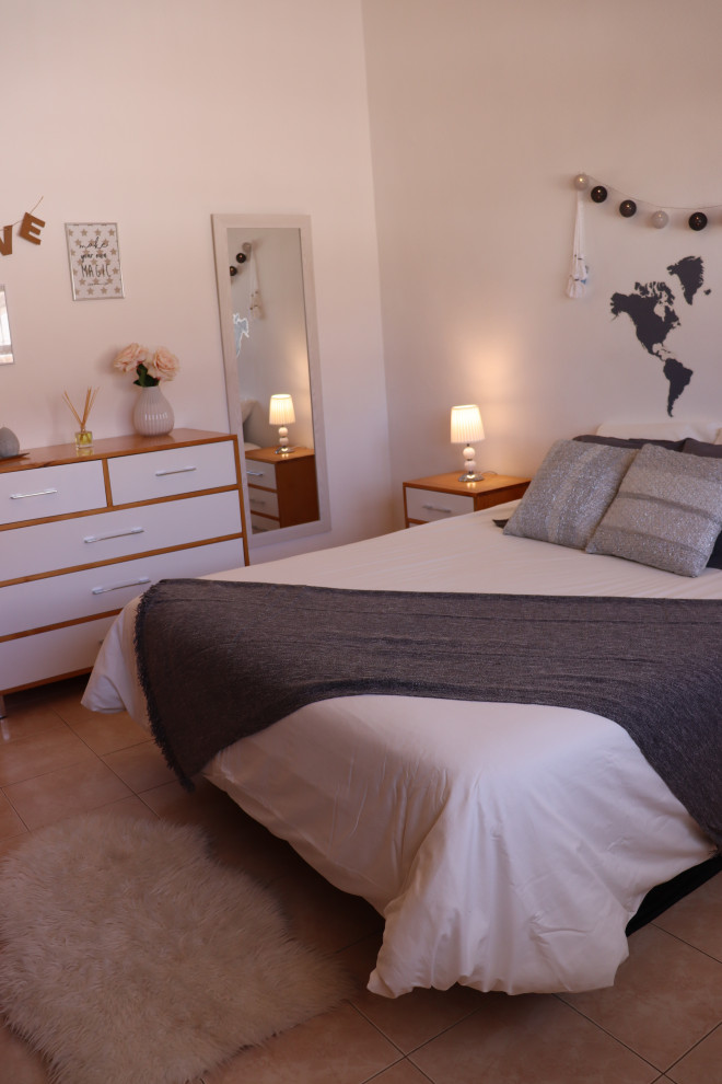 他の地域にある小さなコンテンポラリースタイルのおしゃれな主寝室 (白い壁、セラミックタイルの床、暖炉なし、ベージュの床)