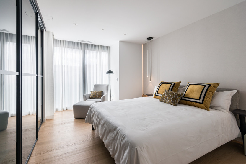 На фото: хозяйская спальня среднего размера в скандинавском стиле с серыми стенами, светлым паркетным полом и бежевым полом
